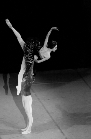 Black Swan 10 Viengsay Valdes and Arián Molina perform on stage during  ‟Black Swan‟ performed by Cuban National Ballet  at Gran Teatro de  Habana in 2011.