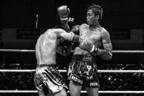  Panom Topkingboxing strikes an elbow on Raphael Llodra during a fight at the ‟Best of Siam IV‟.