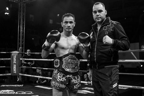  Muay Thai legend Sam-A poses for a picture with Pieter Brink at the end of his fight.