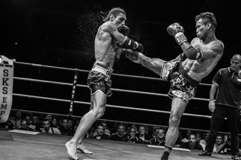  Sittichai Sitsongpeenong strikes a middle kick on his opponent  Johan Fauveau during the Best of Siam 5.