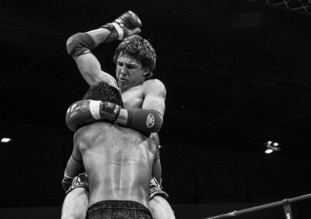  Raphael Llodra strikes an elbow on the head of Panom Topkingboxing during a fight at the ‟Best of Siam IV‟.