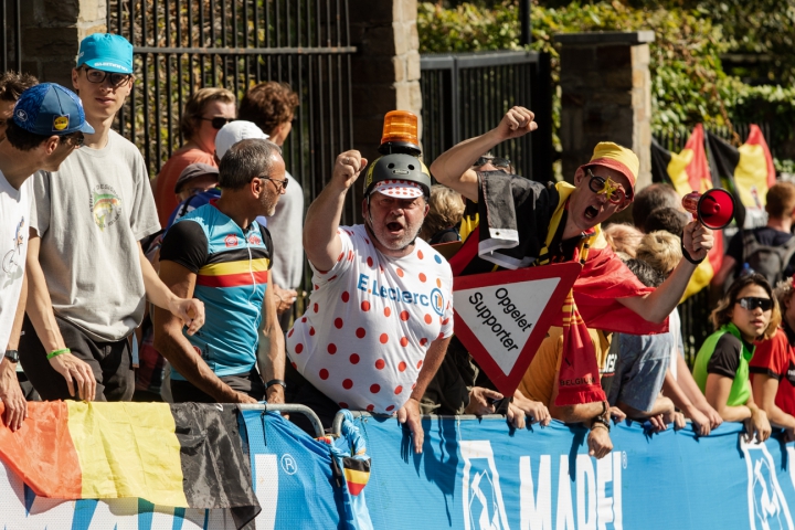 Fans cheer during the 2021 Road World championships.